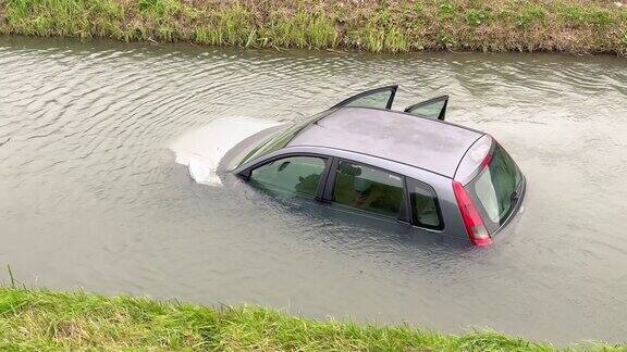 汽车被洪水淹没道路发生事故