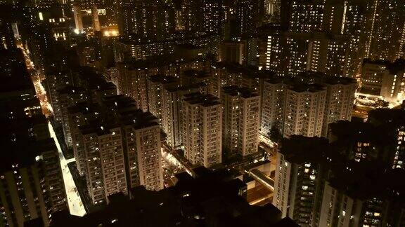 无人机拍摄的香港夜间拥挤的建筑物