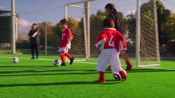 小学生足球或足球队队员练习射门提高防守和进攻技能