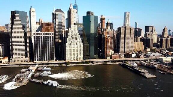 美国纽约鸟瞰图无人机飞离曼哈顿东河岸边