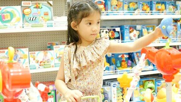 亚洲女孩在购物中心玩玩具