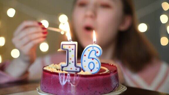 小女孩在生日蛋糕上点蜡烛