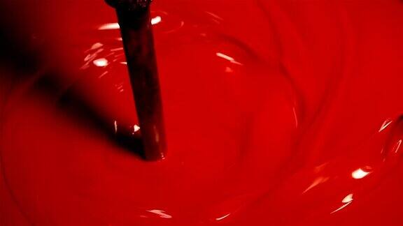 红漆在大桶里搅拌