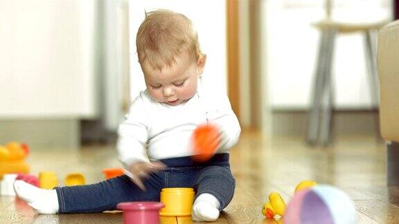 婴儿在地板上玩积木