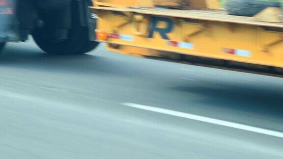 卡车在高速公路上行驶卡车轮胎在柏油路上超速行驶的特写镜头