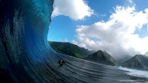 慢动作:极端的摄影师拍摄专业冲浪骑管波