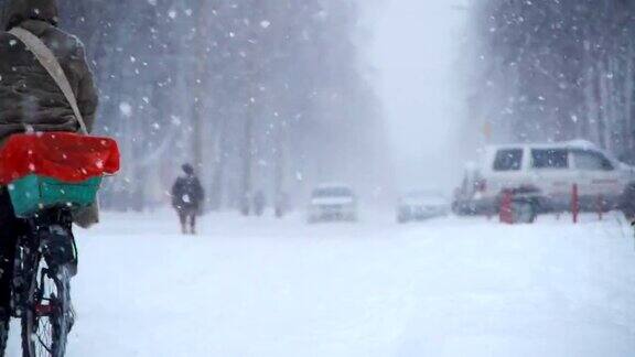 冬天的街道上下着大雪