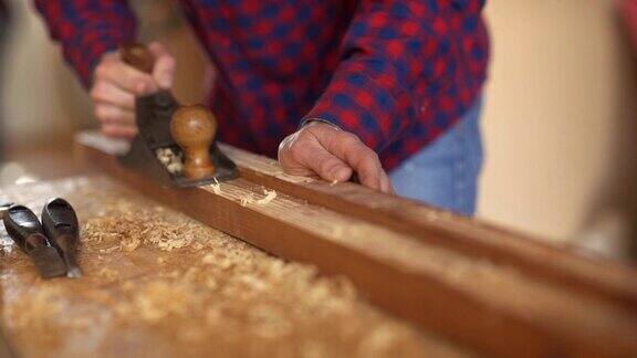 木匠刨木头工作场所慢动作