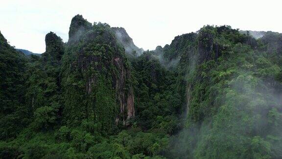 无人机拍摄的清晨雨林中有很多雾和薄雾