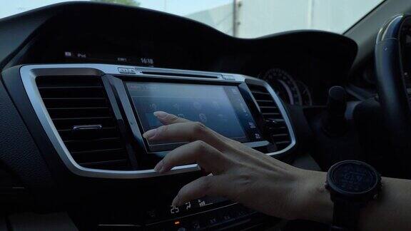 女人在车里用触摸屏控制仪表盘