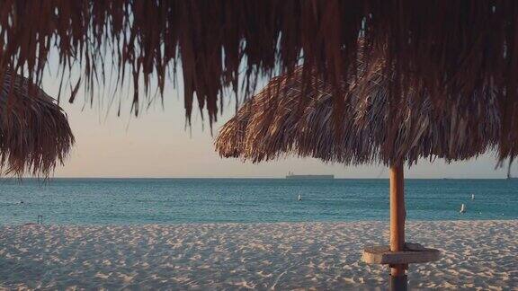 在孤寂而平静的加勒比海海滩上撑着雨伞