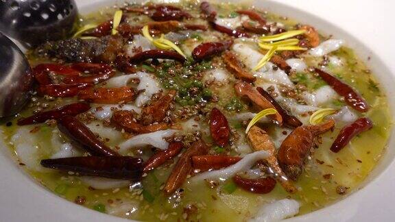 中国菜:水煮鱼配酸菜辣椒