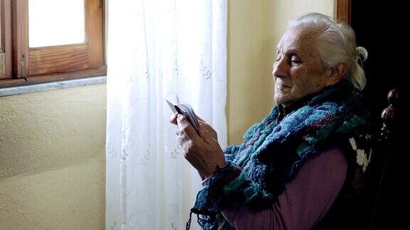 老妇人在窗边读着小书:老了老了读书了