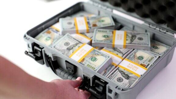 打开箱子里面有成堆的百万美元钞票