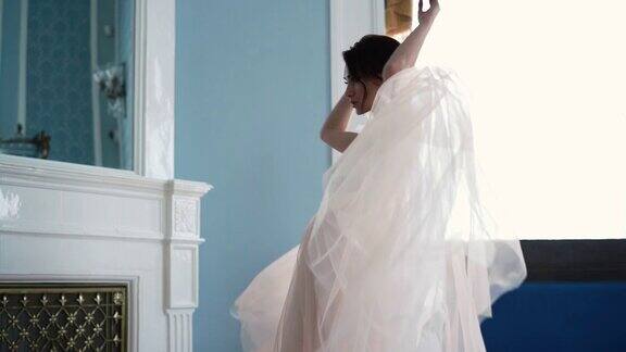 美丽的慢动作-美丽的新娘是纺纱在婚纱