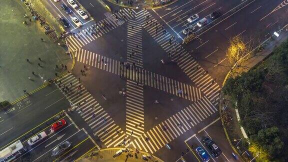 上海城市交叉口夜间交通鸟瞰图
