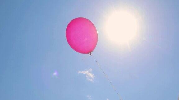 一只气球在蓝天的背景上