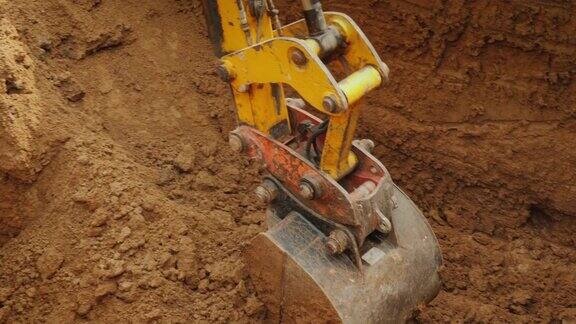 挖掘机为铺设通讯而挖沟