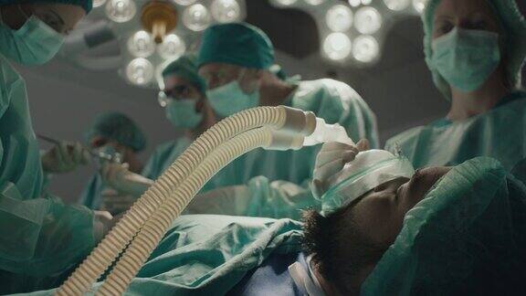 病人躺在床上脸上戴着氧气面罩