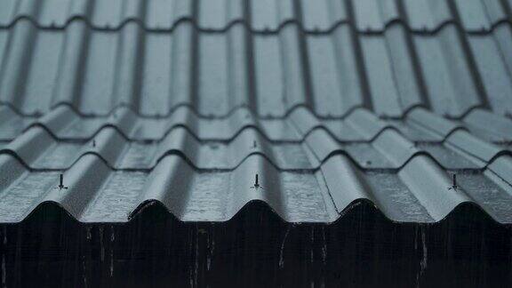 4K雨落在灰色屋顶瓦片上