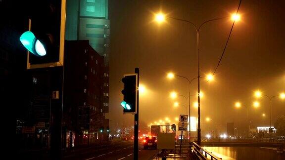 夜晚时分薄雾弥漫城市交通枢纽