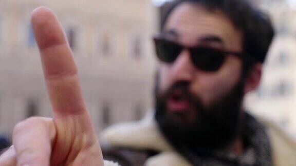 离焦的大胡子男人用手指对着镜头说不