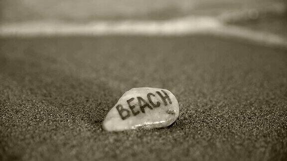 沙滩上的石头上的文字