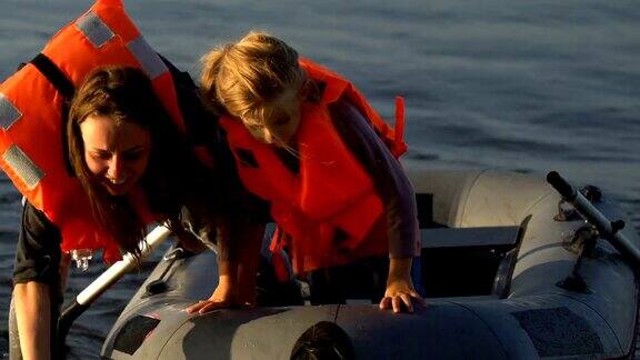 沉船后母亲和小女儿登上救生艇逃生