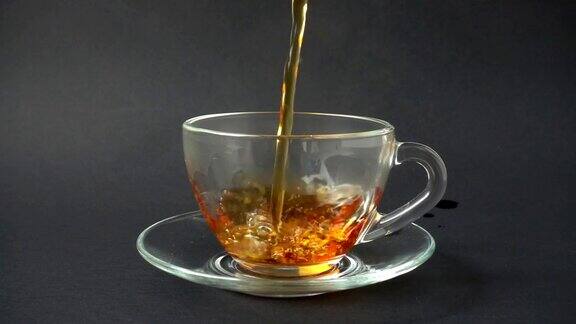 把茶倒进杯子里缓慢的运动