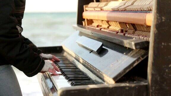 弹旧钢琴