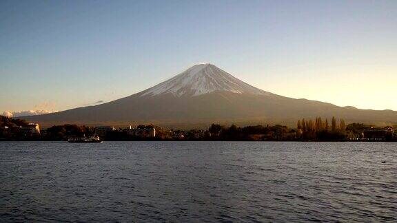从日本川口町湖眺望富士山