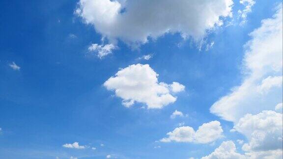 4K移动白云在蓝天背景