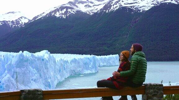 一对夫妇在看风景如画的巴塔哥尼亚莫雷诺冰川
