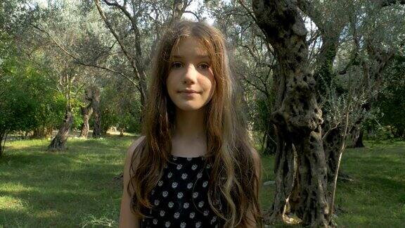 一个女孩在橄榄林