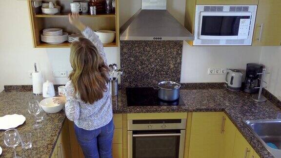 一个成年白人妇女在厨房里为家人准备食物