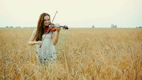 年轻女孩拉小提琴