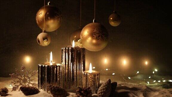 在黑暗的背景上用燃烧的蜡烛装饰的圣诞节装饰圣诞装饰在暗金色的背景与灯创意艺术品装饰