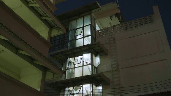 移动摄像机拍摄的新公寓的夜晚曼谷
