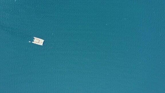 无人机镜头空中俯视图双体船航行在公海泰国Nui海滩