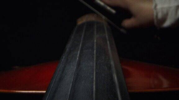 慢动作艺术宏观的艺术大师制琴师用弓在手工小提琴或大提琴上演奏