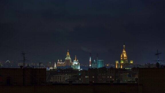 夜晚照亮了莫斯科著名的斯大林建筑屋顶全景4k时间流逝的俄罗斯