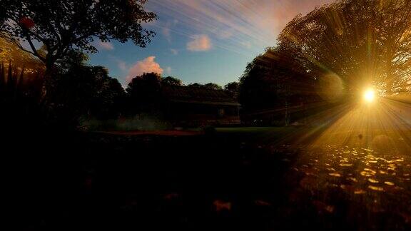 树林里的农舍和日落时的落叶旅行摄像机4K