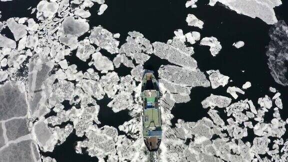 在冬天阳光明媚的日子里无人机在浮冰间摆渡