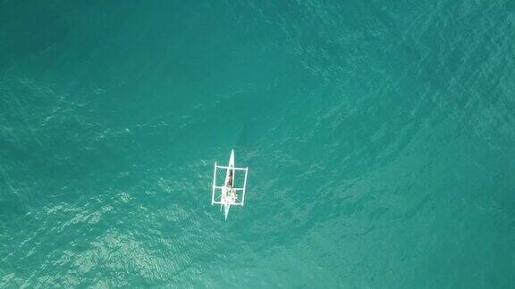 一艘本地渔船的低空航拍镜头