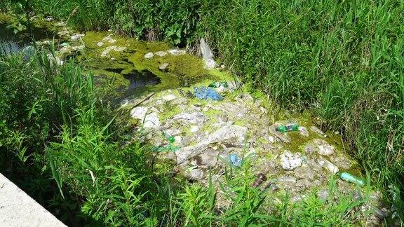 环境污染生态问题概念塑料袋瓶子垃圾和漂浮在河里的垃圾塑料瓶像垃圾一样被扔进河里水资源的生态灾害