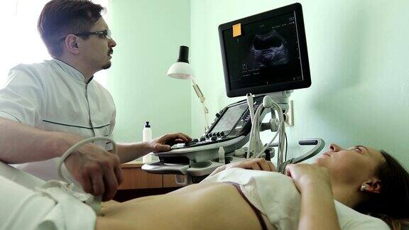 男医生用超声波扫描仪检查这位女士的腹部器官