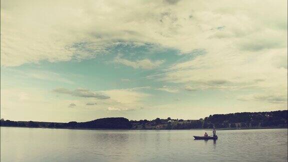捕鱼船乡村里的一个小湖的时间流逝云在头顶
