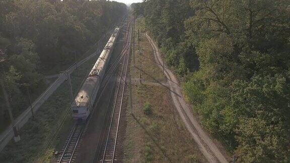 铁路火车沿着森林行驶鸟瞰图
