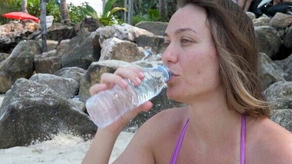 女性喝干净的瓶装水