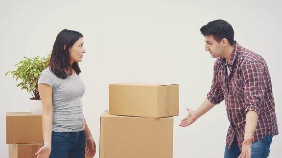 一对夫妇正搬进一套新公寓他们吵了一架因为不知道把那些大纸板箱放在哪里